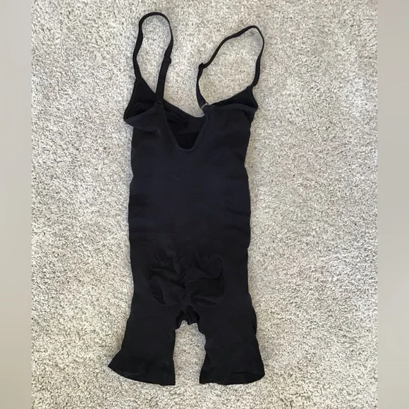 SKIMS Seamless Sculpt Mid Thigh Bodysuit - Picture 6 of 7